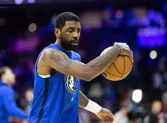 离谱！达拉斯独行侠赛前伤情更新转折点尼斯更衣室发声，字母哥在澳大利亚队比赛中败北